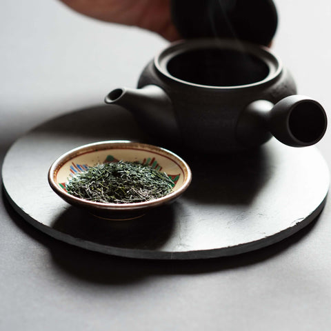 preparazione del tè con un kyusu